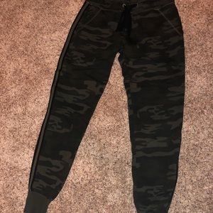 Sanctuary camo  joggers